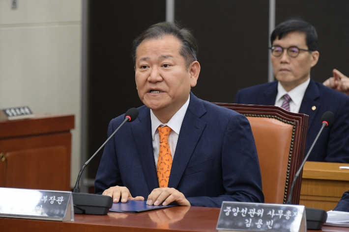 4일 서울 여의도 국회에서 열린 '윤석열 정부의 비상계엄 선포를 통한 내란 혐의 진상규명 국정조사 특별위원회' 청문회에서 이상민 전 행정안전부 장관(왼쪽)이 증언을 거부하고 있다. 윤창원 기자