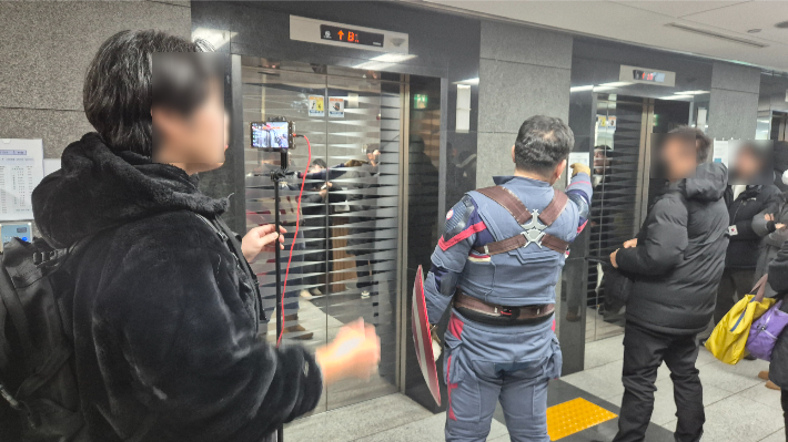 한 윤석열 대통령 지지자는 미국 마블 영화 '캡틴 아메리카' 복장을 하고 방패를 든 채 전국장애인차별철폐연대(전장연)을 언급하며 "엘리베이터를 하나씩 막고 못 들어오게 하자"고 외쳤다. 박희영 기자