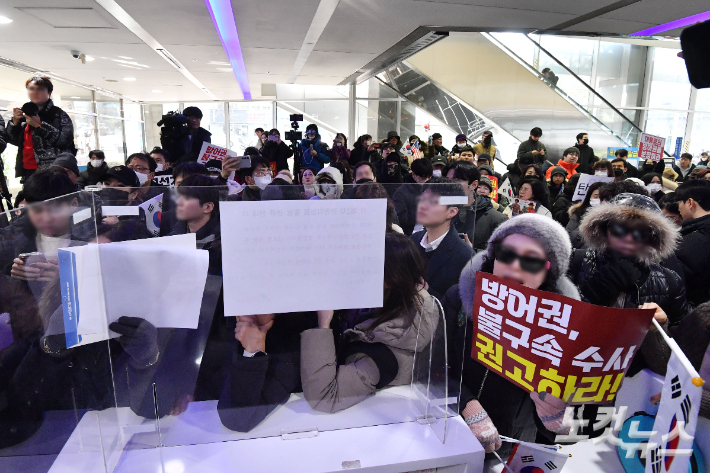 윤석열 대통령 지지자들이 10일 서울 중구 국가인권위원회에서 열리는 2025년 제2차 전윈위원회를 앞두고 로비에 모여있다. 류영주 기자