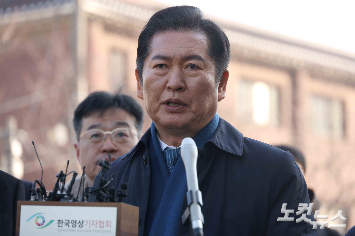 정청래 국회 탄핵소추위원장이 11일 오전 서울 종로구 헌법재판소에서 열린 윤석열 대통령 탄핵 심판 7차 변론기일에 출석해 입장을 밝히고 있다. 사진공동취재단