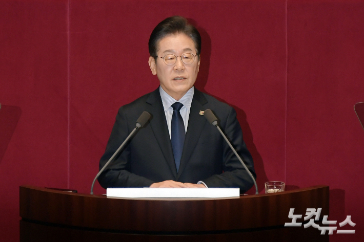 더불어민주당 이재명 대표가 10일 서울 여의도 국회에서 열린 제422회 국회(임시회) 제02차 본회의에서 교섭단체대표연설을 하고 있다. 윤창원 기자