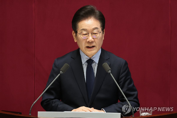 (서울=연합뉴스) 김주성 기자 = 더불어민주당 이재명 대표가 10일 국회 본회의에서 교섭단체 대표 연설을 하고 있다. 2025.2.10 utzza@yna.co.kr 연합뉴스