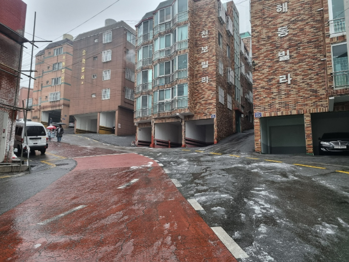 12일 새벽 부산에 눈이 내려 부산 사상구의 한 도로가 얼었다. 경찰은 안전을 위해 도로를 통제하고 있다. 부산경찰청 제공