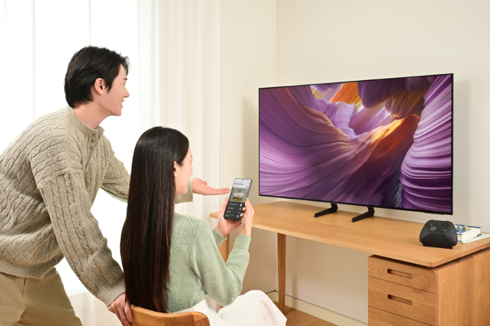 삼성전자 모델이 최신 AI 기술을 탑재한 2025년형 삼성 OLED TV를 소개하고 있다. 삼성전자 제공