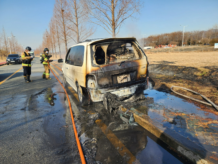 11일 오후 3시 10분쯤 부산 사상구 삼락생태공원에서 주차 차량 열기로 건초에 불이 붙어 차량 화재가 발생했다. 부산소방재난본부 제공