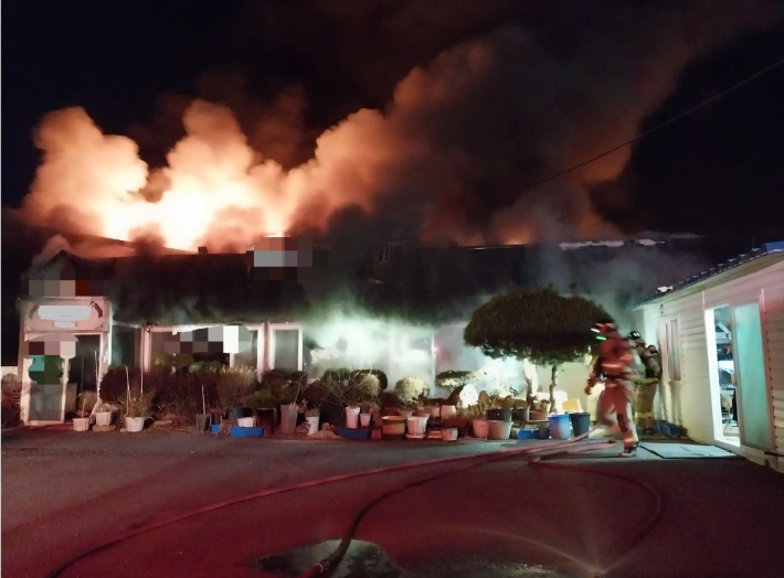 출동한 소방관들이 경주 안강 음식점 화재를 진화하고 있다. 경북소방본부 제공