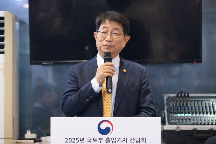 박상우 국토교통부 장관이 11일 정부세종청사 인근 모처에서 기자간담회 모두발언을 하는 모습. 국토부 제공