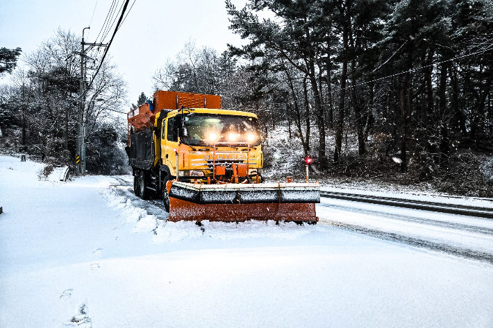 경주시가 12일 새벽부터 내린 강설에 대응해 주요 도로 및 간선도로를 중심으로 제설 작업을 진행하고 있다. 경주시 제공