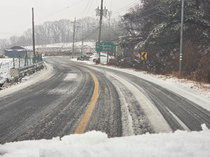 눈이 쌓인 경주지역 도로. 독자 제공