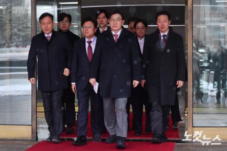 헌법재판소 항의 방문 마친 권성동 원내대표