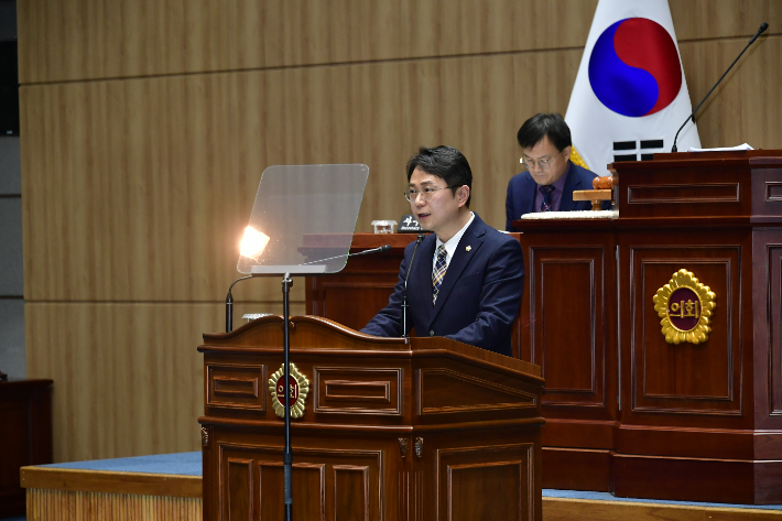 광주시의회 박수기 의원(더불어민주당·광산구 5)은 12일, 본회의 5분 자유발언에서 10년 단위의 도시철도망 구축계획이라는 이름에 걸맞게 다양한 노선을 포함해야 한다고 주장했다. 광주시의회 제공