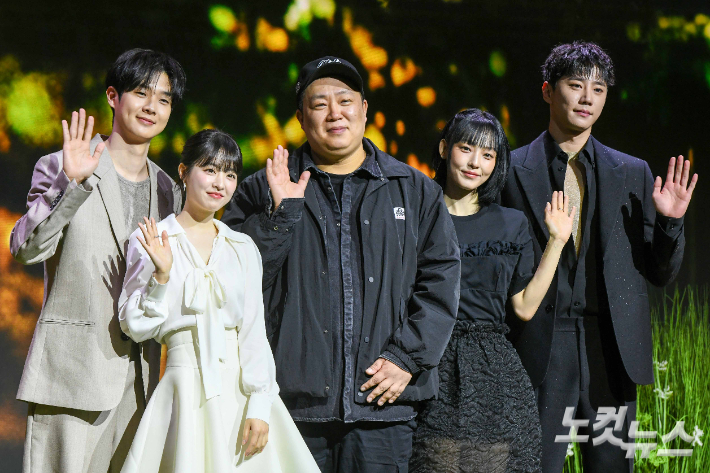 12일 서울 JW메리어트 동대문 스퀘어에서 열린 넷플릭스 시리즈 '멜로무비' 제작발표회에서 오충환 감독과 배우들이 포즈를 취하고 있다. 왼쪽부터 최우식, 박보영, 오 감독, 전소니, 이준영. 박종민 기자