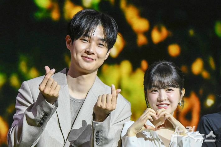 배우 최우식(왼쪽)과 박보영이 12일 서울 JW메리어트 동대문 스퀘어에서 열린 넷플릭스 시리즈 '멜로무비' 제작발표회에서 포즈를 취하고 있다. 박종민 기자
