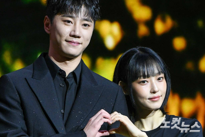 배우 이준영(왼쪽)과 전소니가 12일 서울 JW메리어트 동대문 스퀘어에서 열린 넷플릭스 시리즈 '멜로무비' 제작발표회에서 포즈를 취하고 있다. 박종민 기자