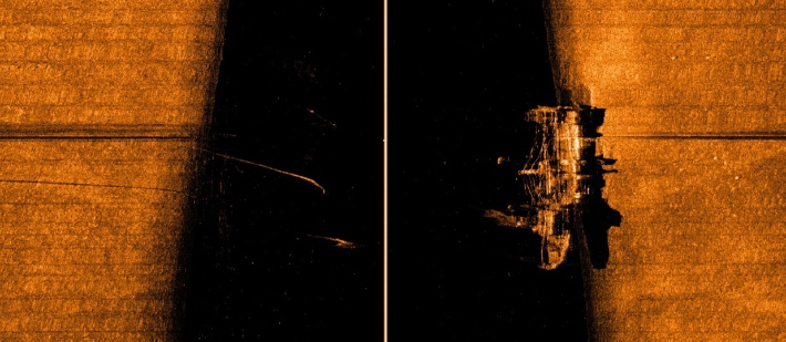 사이드스캔소나에서 촬영된 침몰 선체 사진(수심 82.8m 해저면에 거의 직립 형태로 보이고 있는 상태). 여수해경 제공