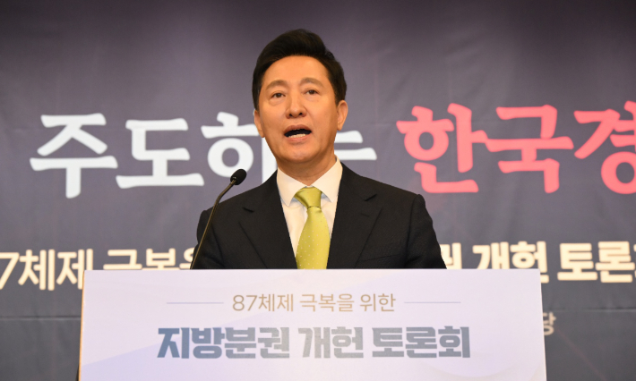 오세훈 서울시장이 12일(수) 국회도서관 대강당에서 열린 '87체제 극복을 위한 지방분권 개헌 토론회'에서 개회사하고 있다. 서울시 제공