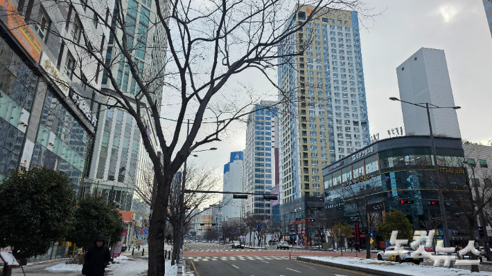 한국은행, 한국부동산원 등 금융기관이 밀집한 광주시청 상무지구 중심도로 주변으로 오피스텔과 상업시설 등이 들어서 있다. 최창민 기자
