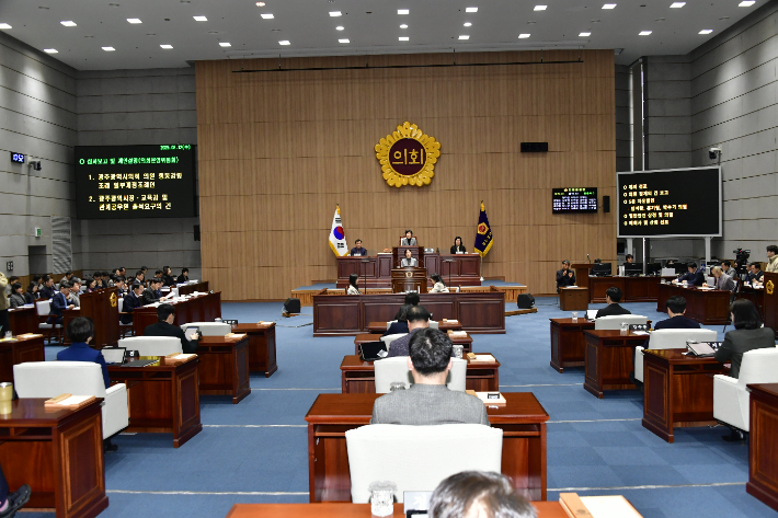 광주시의회는 12일 제330회 제2차 본회의에서 중심상업지역 주거 용적률을 완화하는 '도시계획조례 일부개정 조례안'을 원안 의결했다. 광주시의회 제공 