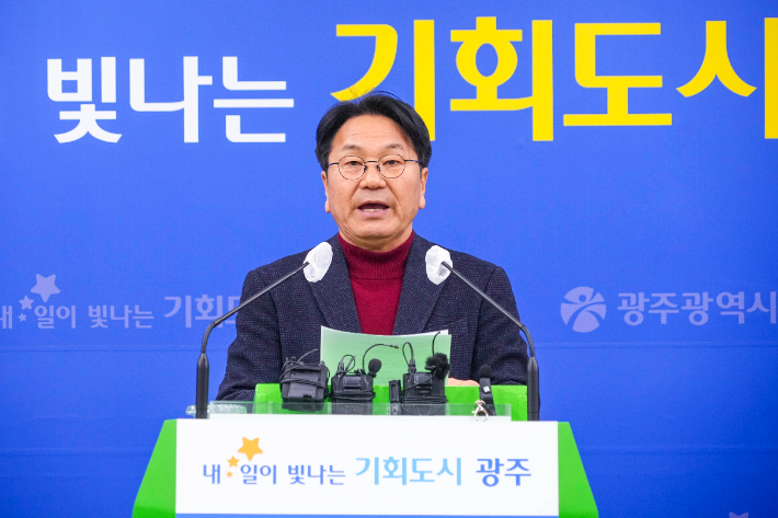 강기정 광주광역시장이 12일 오후 시청 브리핑룸에서 도시계획조례 관련 긴급브리핑을 하고 있다. 광주광역시 제공