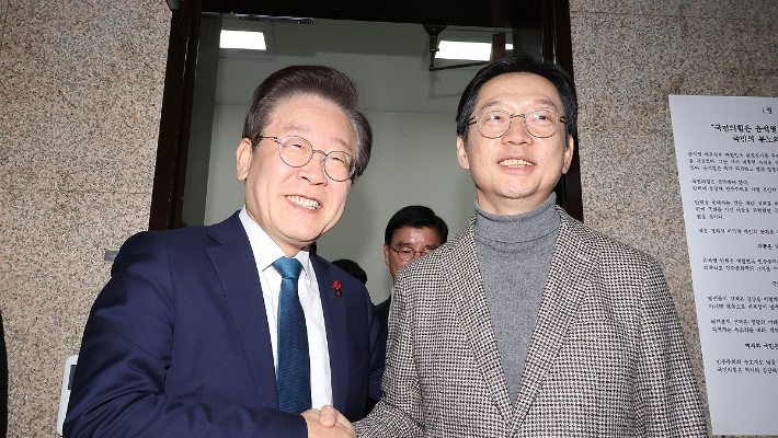 악수하는 더불어민주당 이재명 대표(왼쪽)와 김경수 전 경남도지사. 연합뉴스