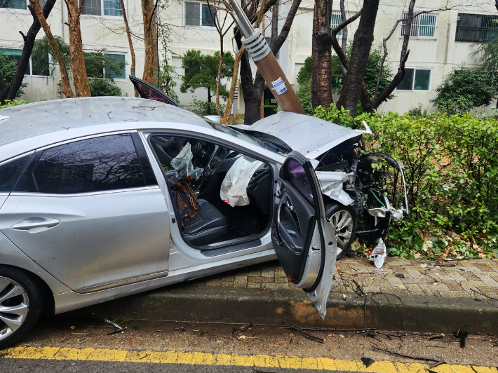12일 부산 해운대구의 한 도로에서 80대 운전자가 보행자와 주차된 차량을 들이받았다. 부산경찰청 제공 