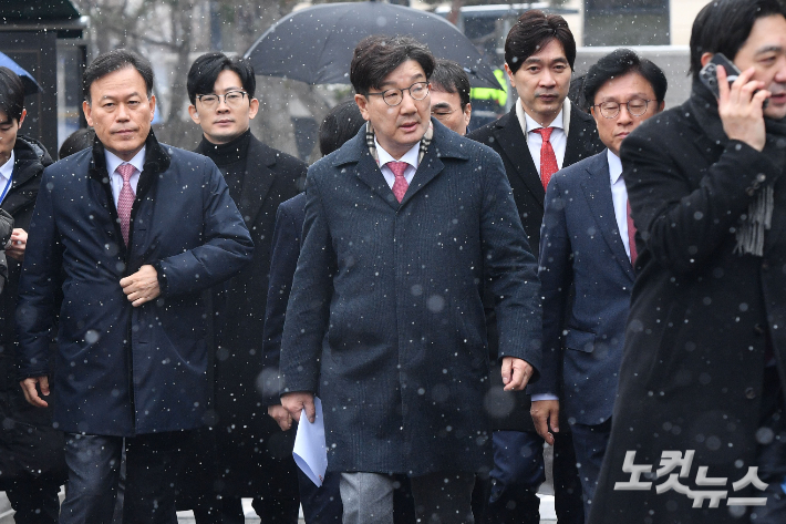 권성동 국민의힘 원내대표를 비롯한 원내지도부가 12일 서울 종로구 헌법재판소에 항의 방문하고 있다. 류영주 기자