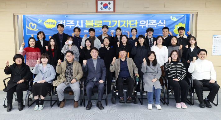 12일 전주시 시민 블로그 기자단 위촉식에서 우범기 시장과 은수정 홍보담당관, 기자단이 기념촬영을 하고 있다. 전주시 제공