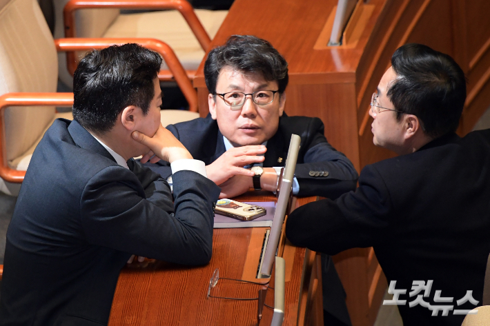 12일 서울 여의도 국회에서 열린 제422회 국회(임시회) 제04차 본회의에서 더불어민주당 박찬대 원내대표와 진성준 정책위의장, 박성준 원내수석부대표가 대화를 하고 있다. 윤창원 기자
