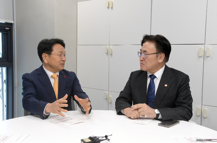 강기정 광주시장이 지난 6일 오전 광주AI집적단지 내 국가AI데이터센터에서 유상임 과학기술정보통신부 장관과 만나 환담을 나누고 있다. 광주광역시 제공