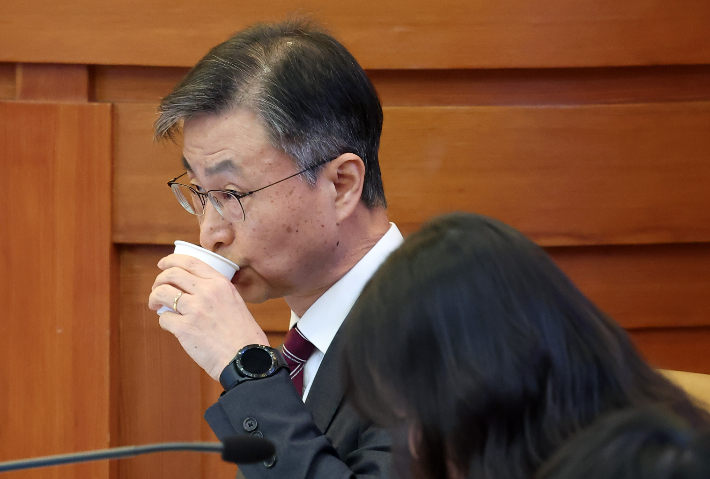 최재해 감사원장이 12일 서울 종로구 헌법재판소에서 열린 탄핵심판 첫 변론기일에 출석해 있다. 연합뉴스