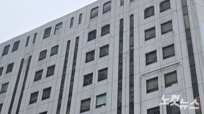 이단 신천지가 최근 경기 과천시에 있는 한 대형마트 건물을 매입한 것으로 알려져 지역 사회 불안이 확산하고 있다. 이정우 기자