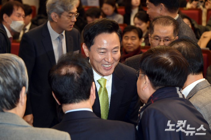 12일 서울 여의도 국회 도서관 대강당에서 서울특별시·서울연구원 주최 열린 87체제 극복을 위한 지방분권 개헌 토론회에서 오세훈 서울시장이 참석자들과 인사를 하고 있다. 윤창원 기자