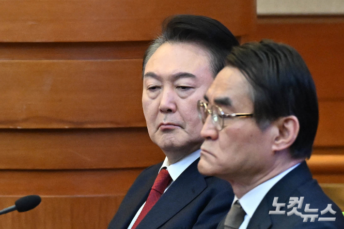 윤석열 대통령이 11일 서울 종로구 헌법재판소에서 열린 '윤석열 대통령 탄핵심판 7차 변론'에 출석하고 있다. 사진공동취재단