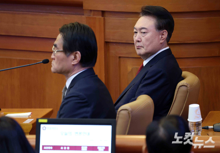 윤석열 대통령이 11일 서울 종로구 헌법재판소에서 열린 탄핵심판 7차 변론기일에 출석해 자리에 앉아 있다. 사진공동취재단