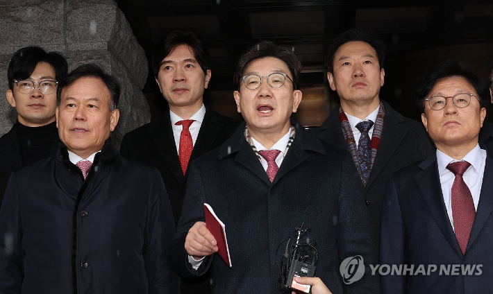 (서울=연합뉴스) 이진욱 기자 = 국민의힘 권성동 원내대표 등 지도부가 12일 헌법재판소 항의 방문을 마친 뒤 발언하고 다. 2025.2.12 cityboy@yna.co.kr 연합뉴스