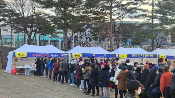 강릉곶감약밥 시연회 부스에 몰린 시민들. 강릉시 제공