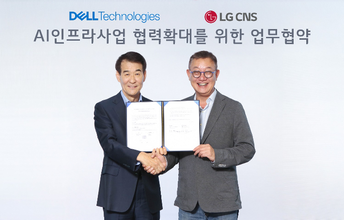 LG CNS 현신균 대표(오른쪽)와 한국 델 테크놀로지스 김경진 총괄사장이 업무협약식에서 기념촬영 하는 모습. LG CNS 제공