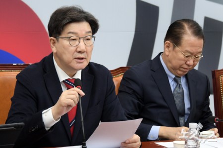 발언하는 권성동 원내대표