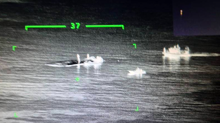 항공기에서 확인한 구명벌. 구명벌 위에 선원들이 있다. 서귀포해양경찰서 제공