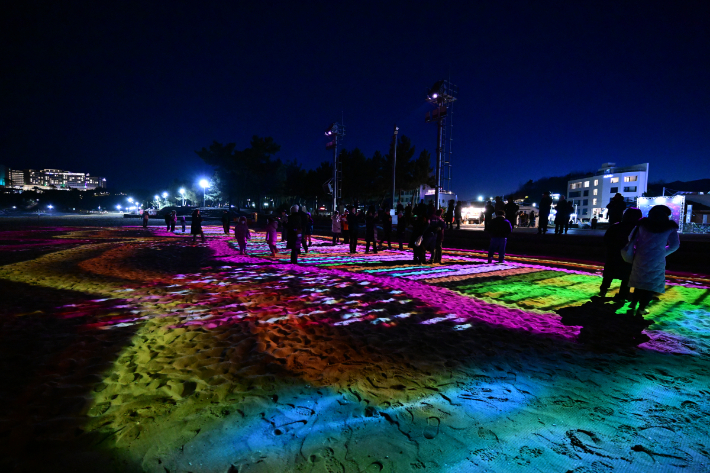 속초해수욕장에 운영하고 있는 대형 미디어아트 '빛의 바다, Sokcho(속초)'. 속초시 제공