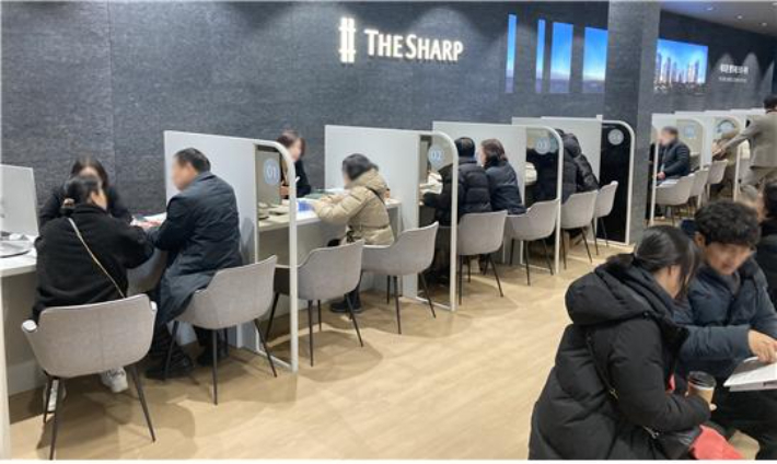 전주 더샵 라비온드 견본주택을 방문한 예비 수요자들이 상담을 받고 있다. 자료사진