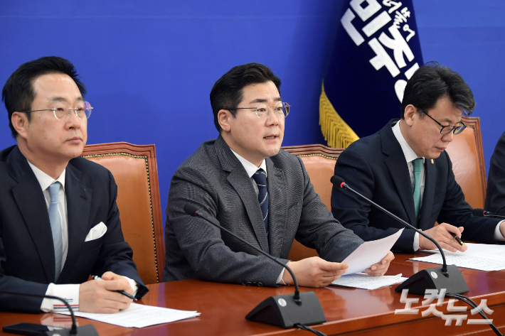 더불어민주당 박찬대 원내대표가 13일 서울 여의도 국회에서 열린 정책조정회의에서 발언을 하고 있다. 윤창원 기자