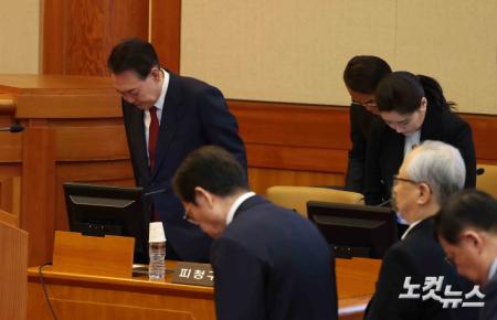 인사하는 윤석열