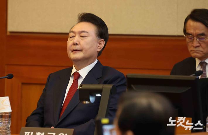 생각에 잠긴 윤석열