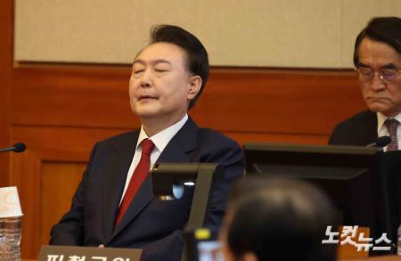 생각에 잠긴 윤석열