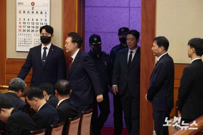 대심판정 입장하는 윤석열