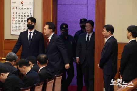 대심판정 입장하는 윤석열