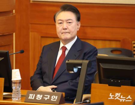 자리에 앉아있는 윤석열