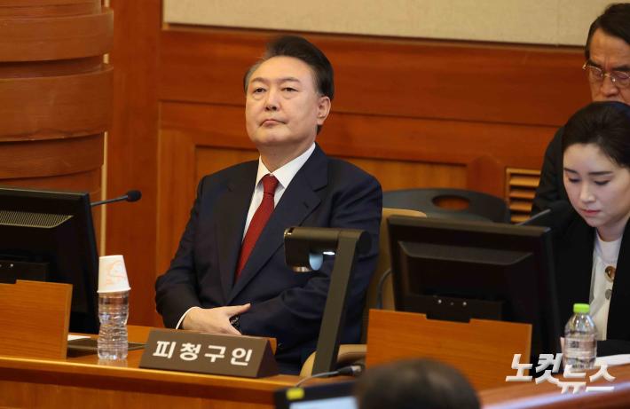 생각에 잠긴 윤석열