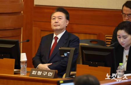 생각에 잠긴 윤석열